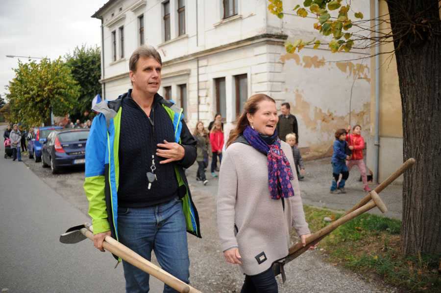 Celý průvod se poté vydal ke Špejcharu, kde byly po obou stranách šachové figurky se znakem městyse už připraveny díry pro nové lipky.