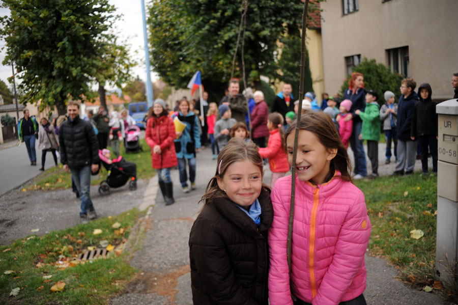 Nové lípy zasadili nejen přítomní dospělí, ale také děti