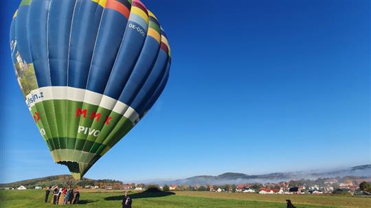 Přistání balonu z Karlštejna u Litně. FOTO: PhDr. Vladimír Kačer