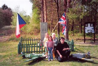 René Černý u pomníčku Arnošta Mikše v Požárech v roce 2005 se sestrou Arnošta Mikše Danou Neumanovou (druhá zprava).